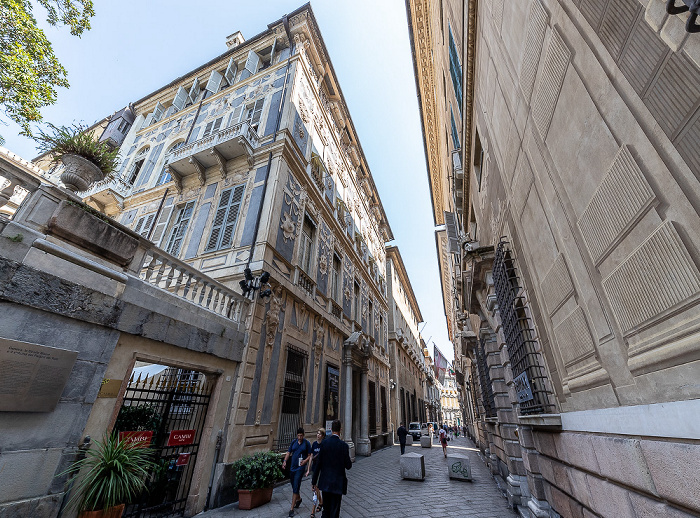 Genua Centro storico: Via Giuseppe Garibaldi (Via Aurea, Già Strada Nuova) - Palazzo Podestà (links) und Palazzo Cattaneo-Adorno