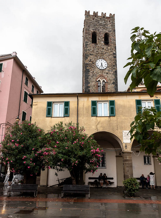 Monterosso al Mare Centro storico: Piazza Giuseppe Garibaldi Chiesa di San Giovanni Battista