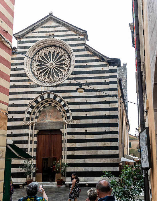 Monterosso al Mare Centro storico: Via Vittorio Emanuele - Chiesa di San Giovanni Battista