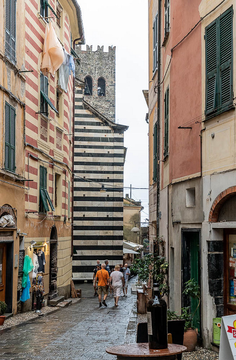 Monterosso al Mare Centro storico: Via Vittorio Emanuele - Chiesa di San Giovanni Battista