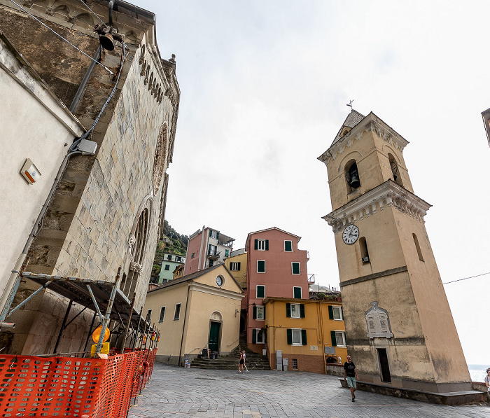 Centro storico: Piazza Papa Innocenzo IV mit der Chiesa di San Lorenzo Manarola