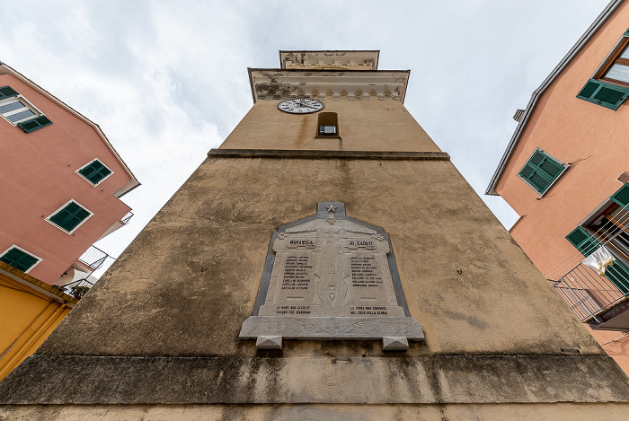 Centro storico: Piazza Papa Innocenzo IV mit dem Campanile der Chiesa di San Lorenzo Manarola