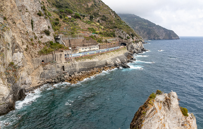 Blick von der Via Belvedere: Ligurisches Meer, Bahnlinie Genua - La Spezia Manarola