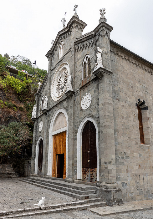 Riomaggiore Centro storico: Via Lino Pecunia mit der Chiesa di San Giovanni Battista
