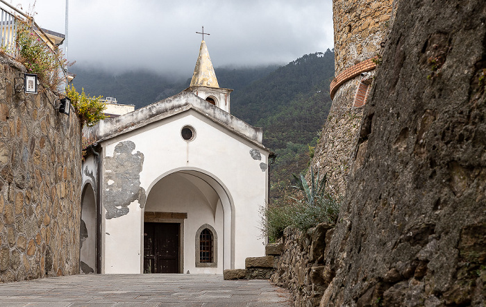 Riomaggiore Centro storico: Via De Gasperi mit der Oratorio di San Rocco