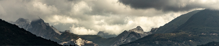 Toskana Autostrada Azzurra (A 12): Blick auf die Marmorsteinbrüche von Carrara