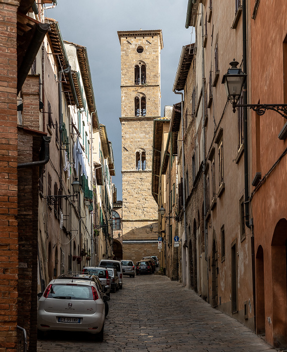 Centro storico: Via Franceschini, Campanile der Cattedrale di Santa Maria Assunta Volterra