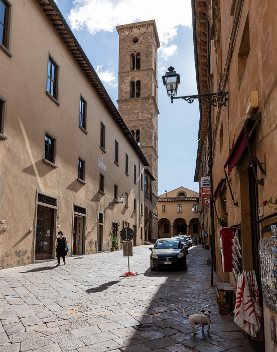 Centro storico: Via Roma, Campanile der Cattedrale di Santa Maria Assunta Volterra