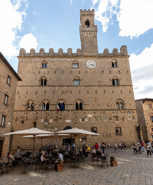Centro storico: Piazza dei Priori mit Palazzo dei Priori Volterra