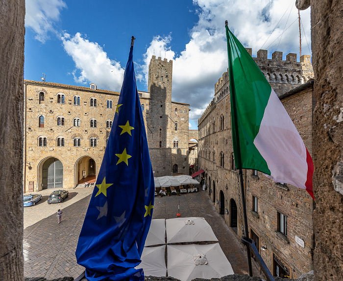Blick aus dem Palazzo dei Priori: Europäische und italienische Flagge Volterra