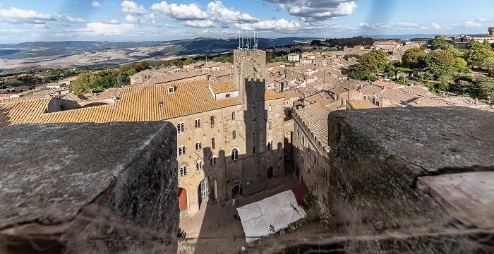 Volterra Blick vom Turm des Palazzo dei Priori auf das Centro storico Fortezza Medicea Palazzo Pretorio Parco Archeologico Enrico Fiumi Piazza dei Priori