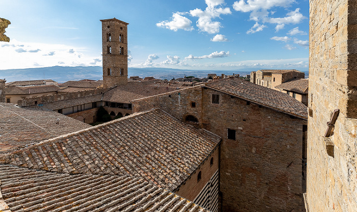 Volterra Blick vom Turm des Palazzo dei Priori auf das Centro storico mit dem Campanile der Cattedrale di Santa Maria Assunta