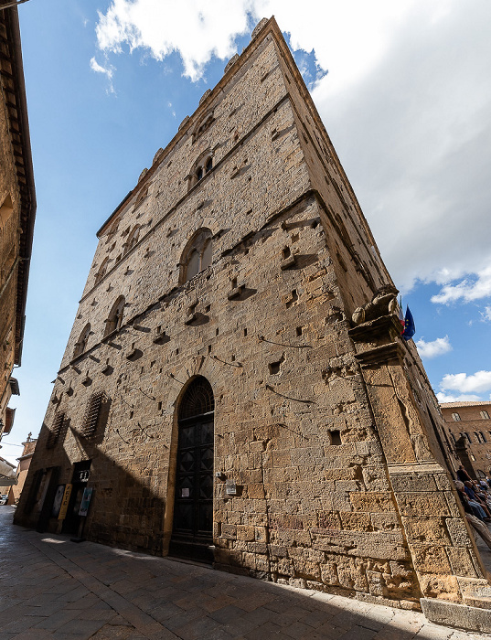 Volterra Centro storico: Via Giusto Turazza mit dem Palazzo dei Priori