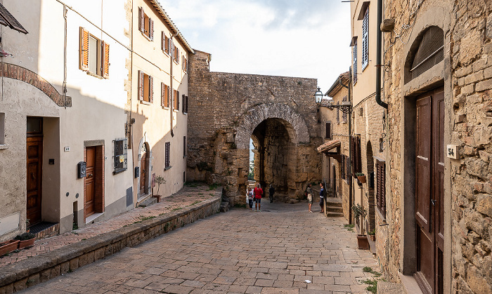 Volterra Centro storico: Via Porta all'Arco, Porta all'Arco, Stadtmauer