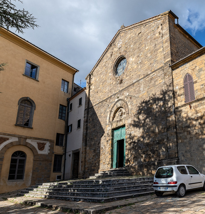 Centro storico: Piazza Inghirami mit der Chiesa di San Francesco Volterra