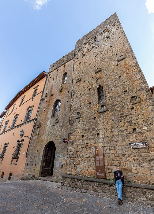Centro storico: Piazzetta San Michele / Via di Sotto Volterra