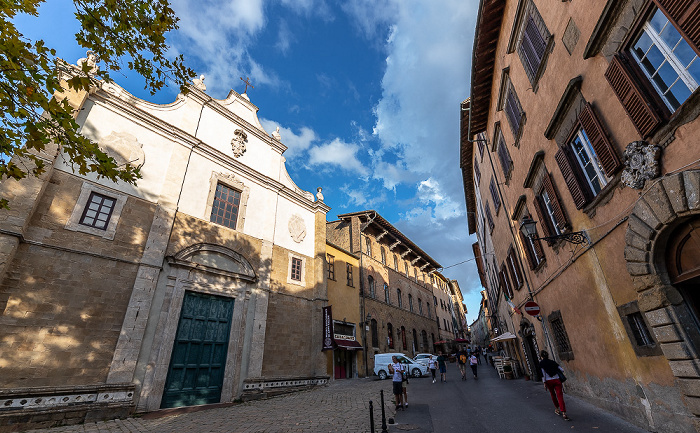 Volterra Centro storico: Piazza 20 Settembre mit der Chiesa di Sant'Agostino