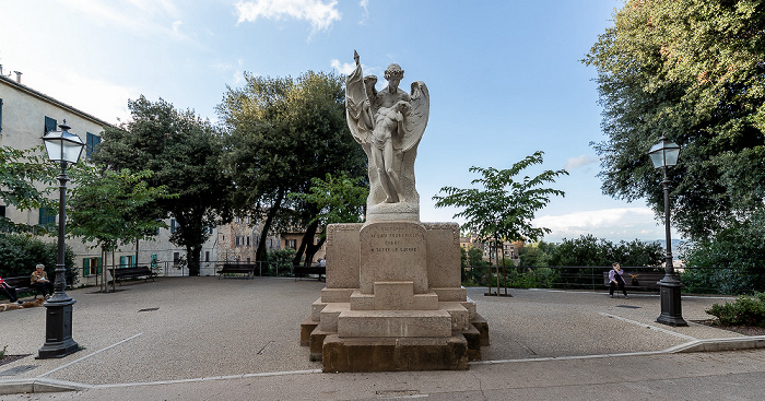 Centro storico: Piazza 20 Settembre mit dem Monumento ai Caduti Volterra