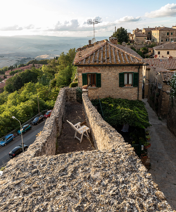 Blick von der Stadtmauer: Centro storico mit der Via della Pietraia Volterra