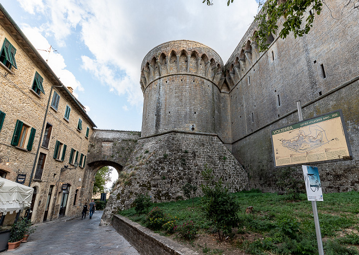 Volterra Centro storico: Via Don Minzoni mit Porta a Selci und Fortezza Medicea