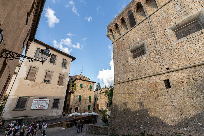 Centro storico: Via Don Minzoni mit Fortezza Medicea (rechts) Volterra