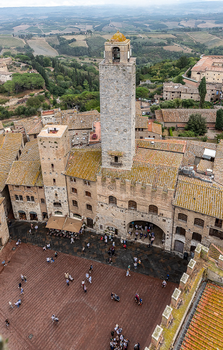 Blick vom Torre Grossa: Piazza del Duomo mit dem Torre Chigi und dem Palazzo vecchio del Podestà San Gimignano