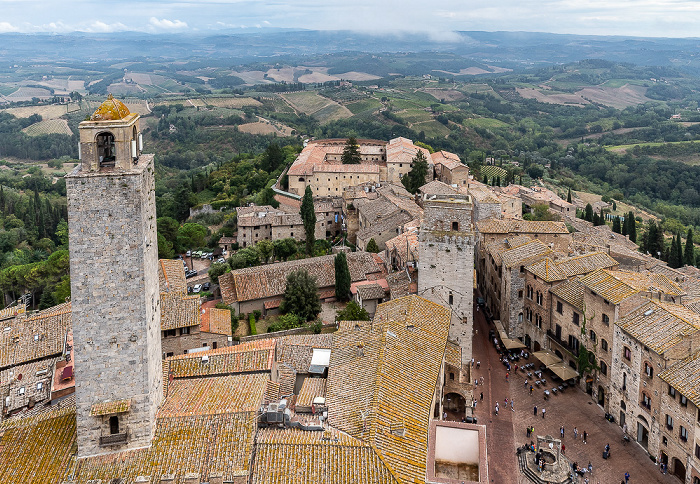 San Gimignano Blick vom Torre Grossa (v.l.): Torre Rognosa, Torre del Diavolo und Piazza della Cisterna Complesso di San Domenico La Cisterna