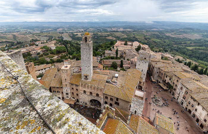 Blick vom Torre Grossa (v.l.): Torre Chigi, Torre Rognosa / Palazzo vecchio del Podestà, Torre del Diavolo, Piazza della Cisterna San Gimignano