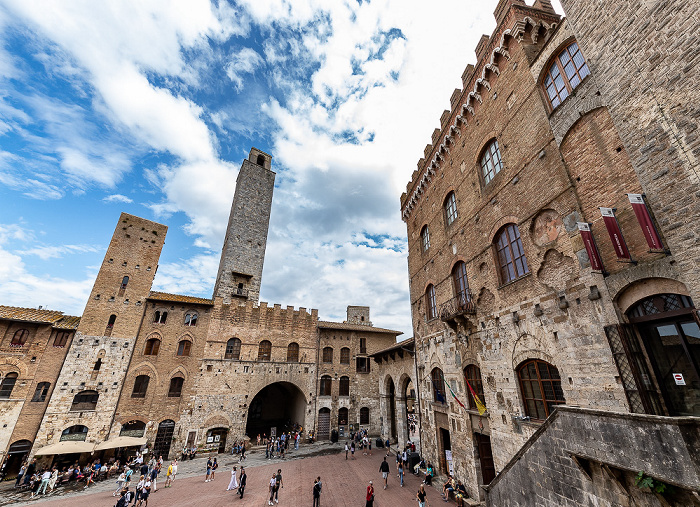 Piazza del Duomo: Torre Chigi, Torre Rognosa / Palazzo vecchio del Podestà und Palazzo Comunale (Palazzo nuovo del Podestà) San Gimignano