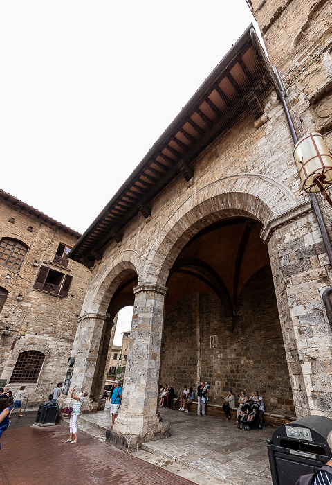 Piazza del Duomo: Loggia del Comune San Gimignano