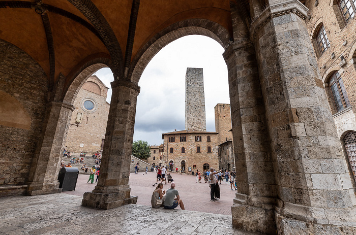 Blick aus der Loggia del Comune: Piazza del Duomo mit der Basilica collegiata di Santa Maria Assunta San Gimignano