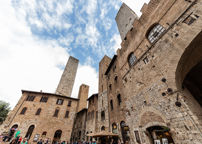 Piazza del Duomo (v.l.): Torre Salvucci Maggiore, Torre Pettini, Torre Chigi, Torre Rognosa / Palazzo vecchio del Podestà San Gimignano