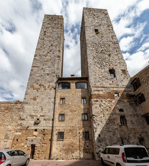San Gimignano Piazza delle Erbe: Torri dei Salvucci