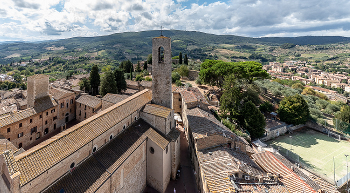 Blick vom Torre Salvucci Maggiore: Basilica collegiata di Santa Maria Assunta und Campanile della Collegiata San Gimignano