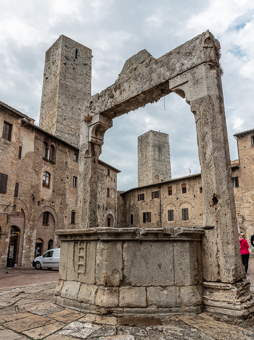 San Gimignano Piazza della Cisterna: La Cisterna Torre dei Becci Torre dei Cugnanesi
