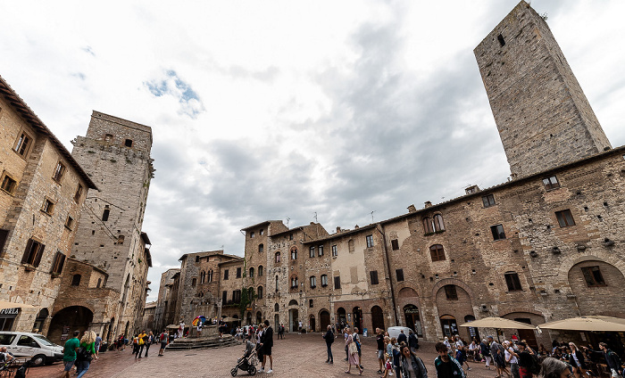 Piazza della Cisterna: Torre del Diavolo (links) und Torre dei Becci San Gimignano
