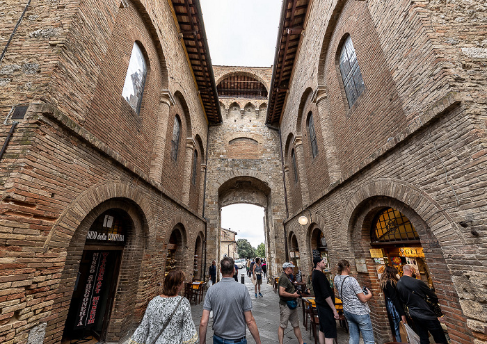 San Gimignano Via San Giovanni: Porta San Giovanni