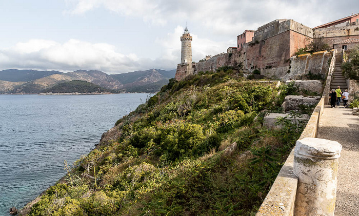 Blick vom Garten der Palazzina dei Mulini: Tyrrhenisches Meer, Faro di Portoferraio, Forte Stella