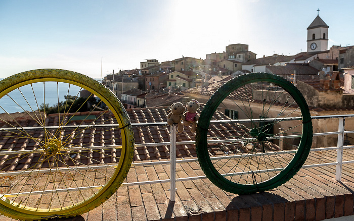 Capoliveri Centro storico: Piazza Giacomo Matteotti - Teddy und Teddine Chiesa di Santa Maria Assunta