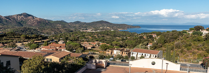 Blick auf den Monte Castello, Porto Azzurro und das Tyrrhenische Meer Capoliveri