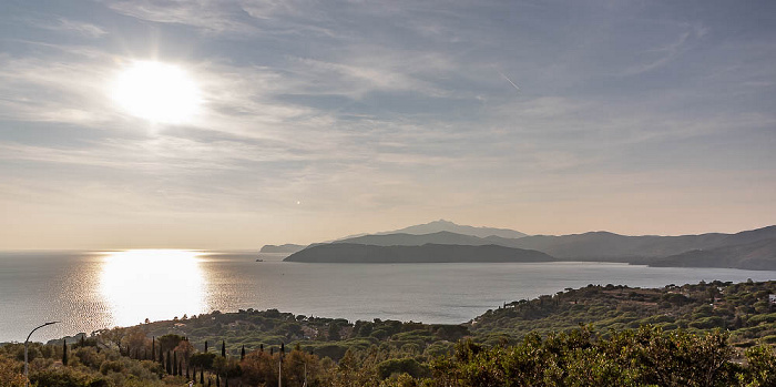 Capoliveri Blick auf den Golfo Stella, das Tyrrhenische Meer und den Monte Capanne