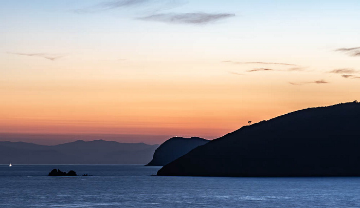 Capoliveri Blick auf den Golfo Stella (Tyrrhenisches Meer) und Korsika (Frankreich)