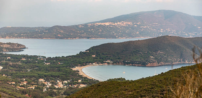 Elba V.u.: Lacona mit dem Spiaggia di Lacona, Tyrrhenisches Meer, Capoliveri, Monte Calamita