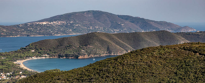 Elba V.u.: Lacona mit dem Spiaggia di Lacona, Tyrrhenisches Meer, Capoliveri, Monte Calamita