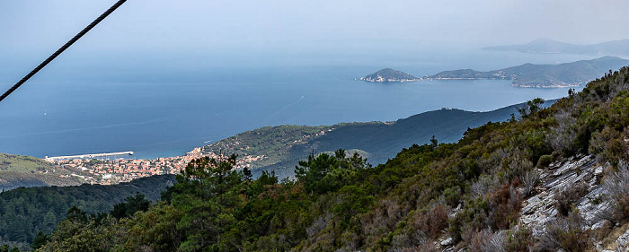 Blick von der Cabinovia Monte Capanne auf Marciana Marina und das Tyrrhenische Meer