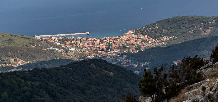 Blick von der Cabinovia Monte Capanne auf Marciana Marina und das Tyrrhenische Meer