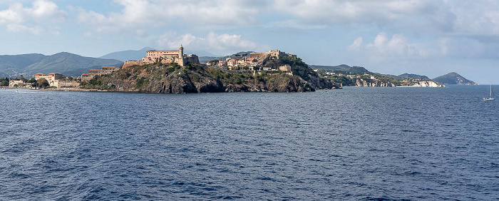 Tyrrhenisches Meer, Centro storico mit dem Forte Stella,dem Faro di Portoferraio, den Fortezze Medicee und dem Forte Falcone