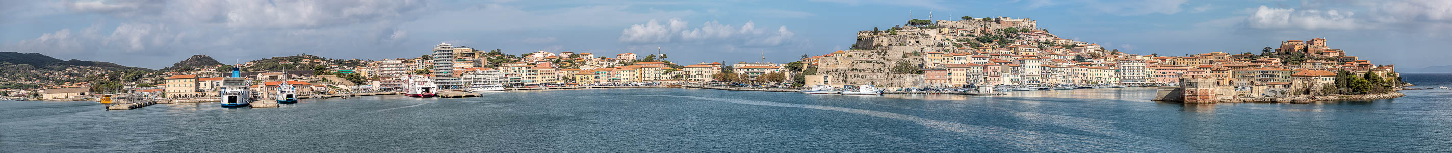 Tyrrhenisches Meer, Porto di Portoferraio, Fortezze Medicee, Darsena medicea, Centro storico mit dem Forte Stella, Torre della Linguella (Torre del Martello)