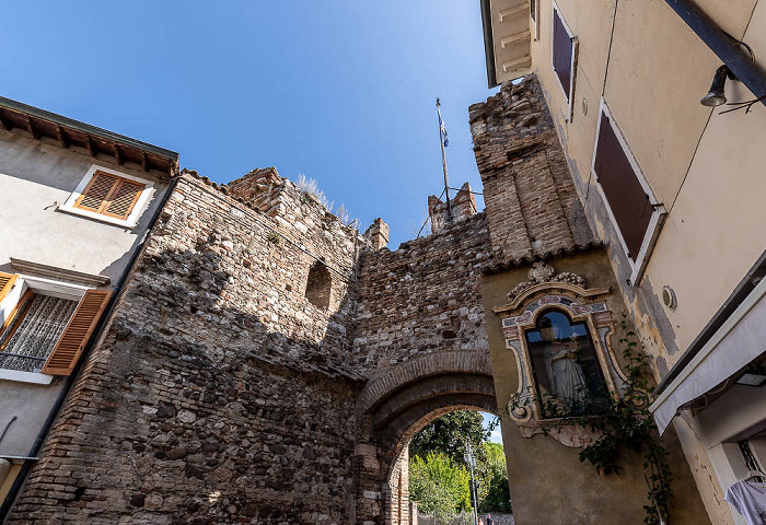 Lazise Centro storico: Cortina muraria urbana mit der Porta San Zeno