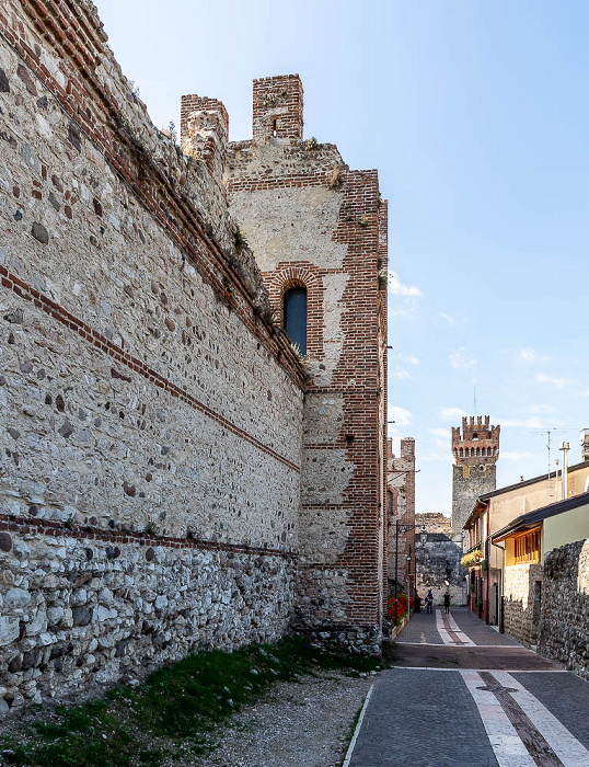 Lazise Centro storico: Via Rocca - Cortina muraria urbana